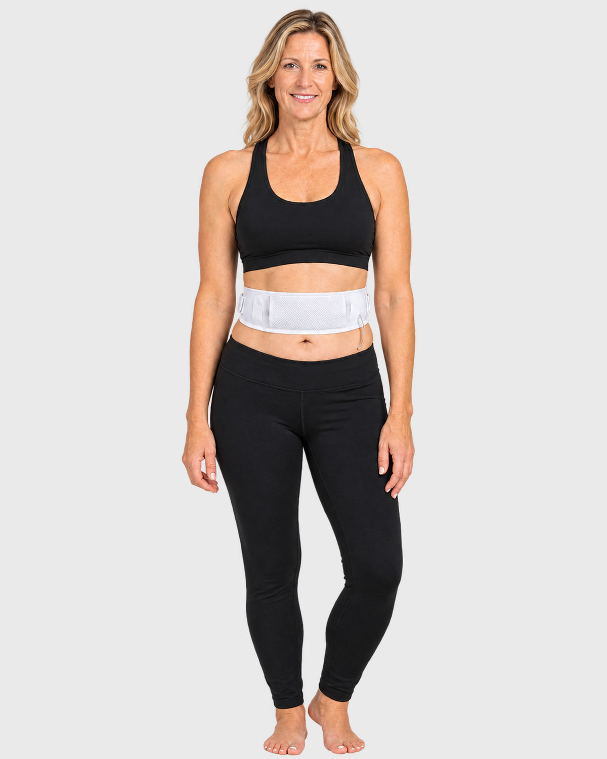 Woman wearing a white Simple & Secure PD-Belt for peritoneal dialysis